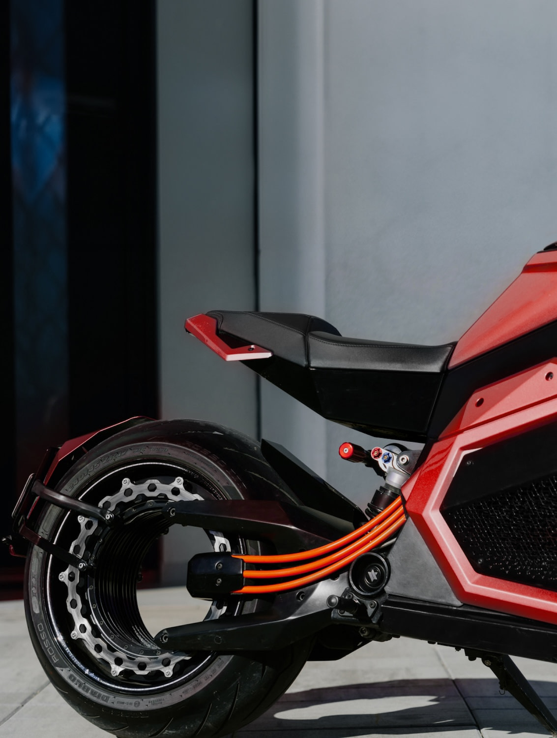 Verge TS, una alucinante moto eléctrica con potencia de 80 kW, par de 1.000  Nm y una rueda sin buje que recuerda a 'Tron:Legacy